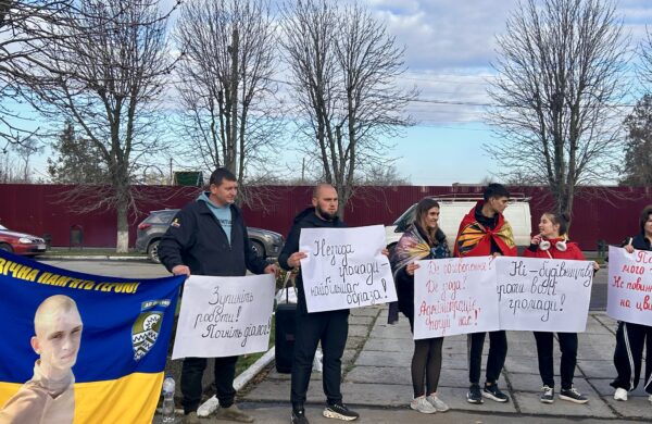 «Поховання героїв на кістках пращурів»: у Петриківці родини загиблих військових вийшли на протест проти будівництва Алеї пам’яті та слави