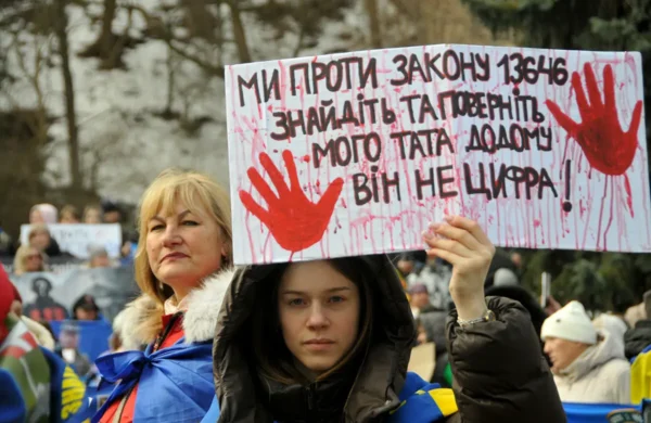 Ціна невизначеності: чому новий закон про виплати родинам зниклих безвісти обурив українське суспільство