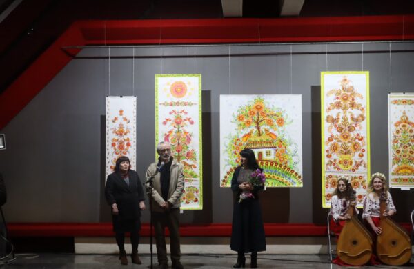 Ритм спадщини: у Кам’янському відкрилася виставка майстрині, що вивела петриківський розпис на рівень ЮНЕСКО