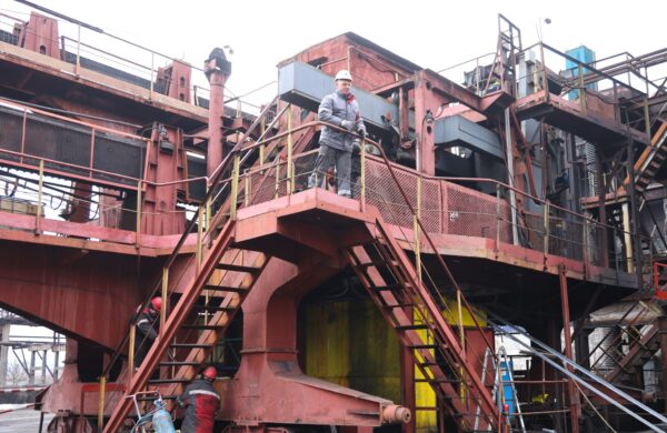 Перезавантаження гіганта: на Каметсталі завершують оновлення коксовиштовхувача №4